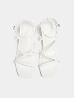 PULL & BEAR Pull&Bear Stroppesandaler Hvit -Birkenstock butikk 1d44fe2c026583b99cdeef2b6ae1c8b2