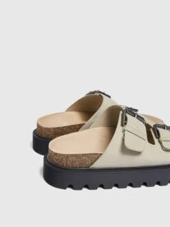 PULL & BEAR Pull&Bear Pantoletter Offwhite -Birkenstock butikk 25808e53d87bac27238e7567d1530930