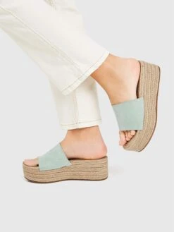 PULL & BEAR Pull&Bear Pantoletter Lyseblå -Birkenstock butikk 5fa998acdaeb18262514f7075b83522d