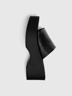 PULL & BEAR Pull&Bear Pantoletter Svart -Birkenstock butikk 80f7129f69924e9c2596f4bd87937158