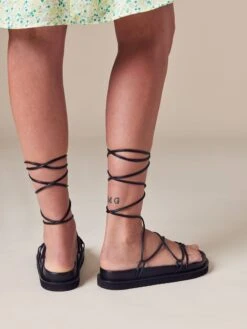 ABOUT YOU X Laura Giurcanu Flip-Flops 'Olivia' Svart -Birkenstock butikk 935979c1b6b7dda20641b8261f231536