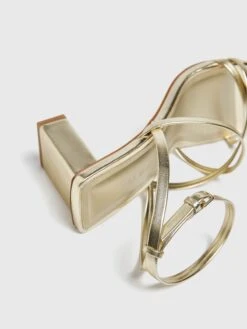 PULL & BEAR Pull&Bear Stroppesandaler Gull -Birkenstock butikk a748a12761c3929fe4bf8c79c30e7931