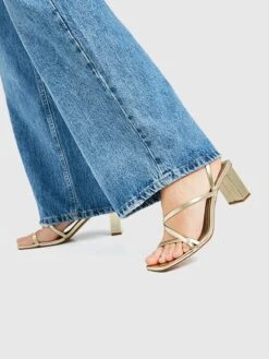 PULL & BEAR Pull&Bear Stroppesandaler Gull -Birkenstock butikk ad09283226c9b8c4259f929694906edd