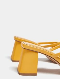 PULL & BEAR Pull&Bear Flip-Flops Sennep -Birkenstock butikk ca55c90c911b61d44612278d4cd362a2