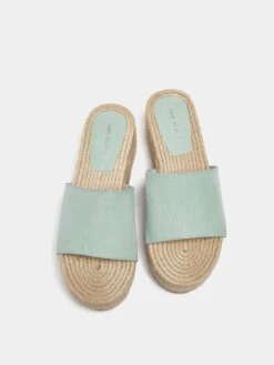 PULL & BEAR Pull&Bear Pantoletter Lyseblå -Birkenstock butikk cf5ca411a55ed1b1a46dbf44c6dfe4e9
