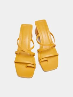 PULL & BEAR Pull&Bear Flip-Flops Sennep -Birkenstock butikk d858d53826cc14fff73a4a32ae88676c