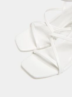 PULL & BEAR Pull&Bear Stroppesandaler Hvit -Birkenstock butikk f87a9485c91a5c88aa6b6479f4d84e34